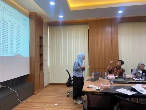 Trainer Sekolah Stata, Nurfala Safitri, sedang menyampaikan materi google spreadsheet
